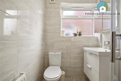 Koupelna v ubytování Private 2Bed-Parking & Garden-By FabAccommodation