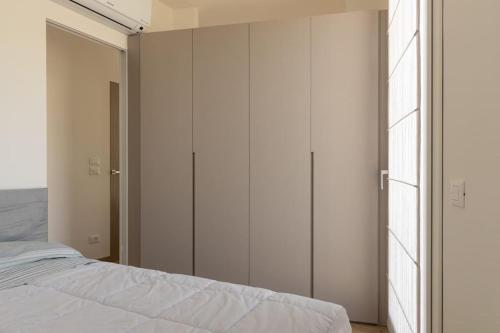 1 dormitorio con paredes blancas y 1 cama grande en Casa piccola, en Cison di Valmarino