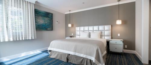 1 dormitorio con cama y ventana grande en Woodcrest Hotel en Santa Clara