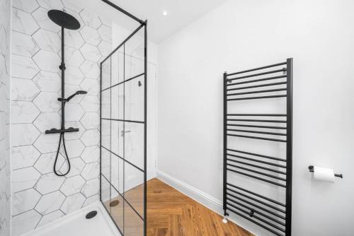 um chuveiro com uma porta de vidro na casa de banho em Stylish 4 Bed-Town Centre em Galashiels