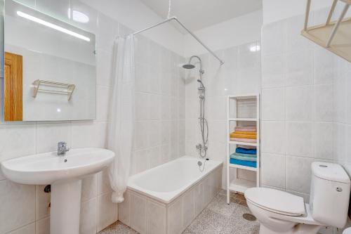 een witte badkamer met een wastafel en een toilet bij Apartment в Playa de Las Americas in Playa de las Americas