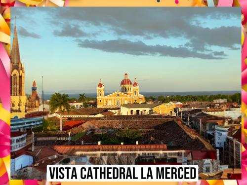 widok na miasto vista katedra la merced w obiekcie Hostal Lolita's Boutique w mieście Granada