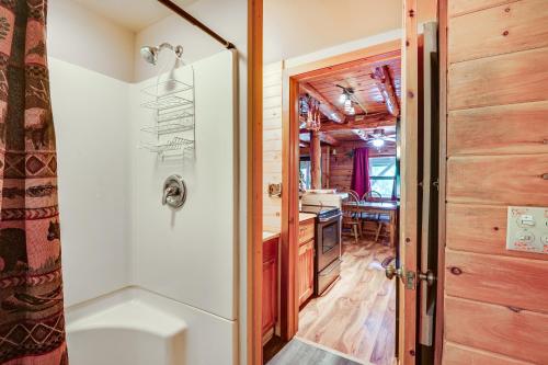 baño con ducha y lavamanos en una casa en Charming Wellesley Island Cabin Near State Parks, 