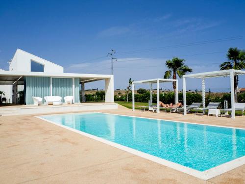 Bazén v ubytovaní Villa Arillà con piscina e padel alebo v jeho blízkosti