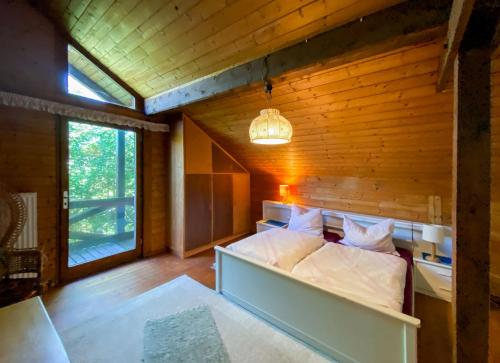 ein Schlafzimmer mit einem Bett in einem Holzzimmer in der Unterkunft Ammergauer Ferienidyll in Unterammergau