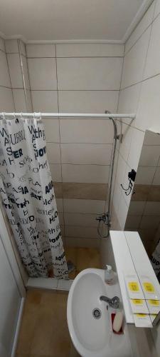un bagno con un lavandino bianco e uno specchio di KULIC a Plužine