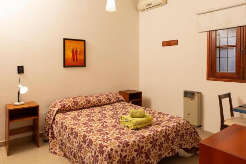 Una cama o camas en una habitación de El Amparo Hotel