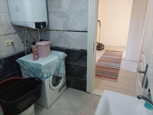 een badkamer met een wasmachine in een kamer bij Denize 3km Daire - Piraziz Giresun in Giresun