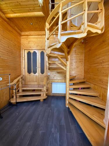 an empty room with a bunk bed in a wooden cabin at Карпатський затишок in Verkhovyna