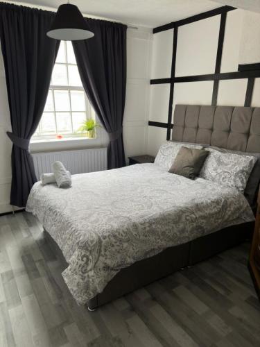 Säng eller sängar i ett rum på Central London location, close to bars restaurants and train stations