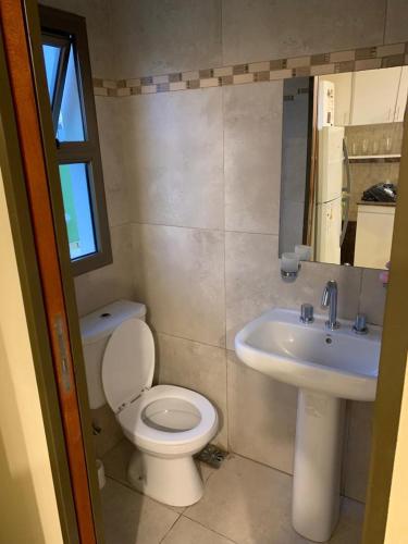 uma casa de banho com um WC e um lavatório em Departamento céntrico amueblado - 4 personas em Concordia