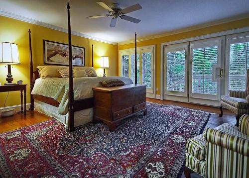 - une chambre avec un lit à baldaquin et un tapis dans l'établissement Majestic 5 BR House on Mt. Mitchell Golf Course, à Busick