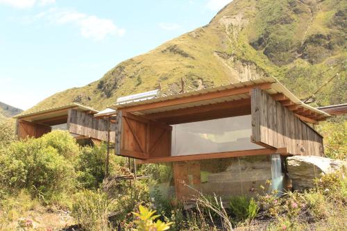 バーニョスにあるPedra Innの背景の高台建築