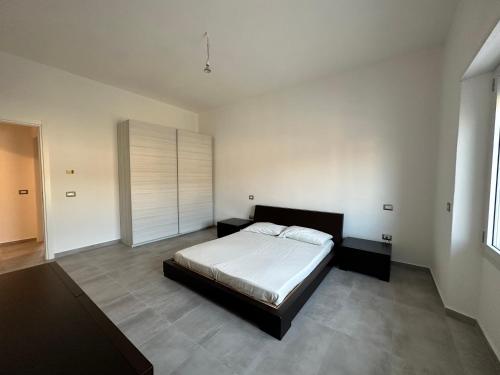 um quarto com uma cama grande num quarto em 154 - casa vacanze em Villaurbana