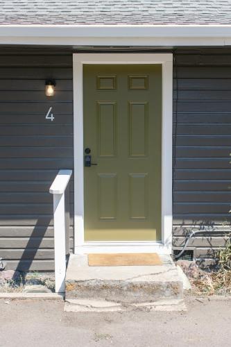 a green door on the side of a house at Waterfront River Apartments in Rogue River