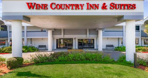 awine county inn and suites building with a lawn in front at Best Western Plus Wine Country Inn & Suites in Santa Rosa