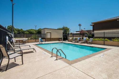 a large swimming pool with chairs at Best Western Temple Inn & Suites in Temple
