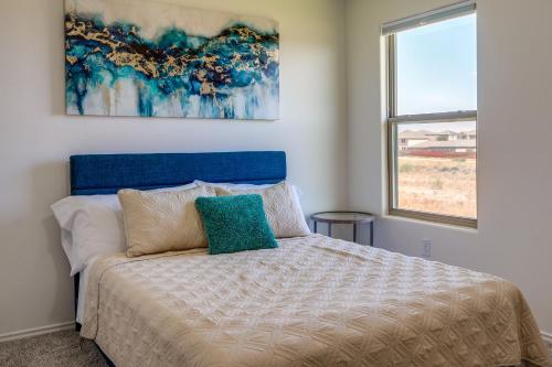een slaapkamer met een bed en een schilderij aan de muur bij Luxurious Laredo Getaway - Unwind in Style! in Laredo