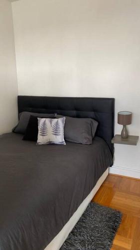 un lit avec deux oreillers dessus dans une chambre dans l'établissement Nice loft with romantic view over the Eiffel tower, à Paris