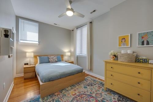 Postel nebo postele na pokoji v ubytování Charming Richmond Retreat Near Riverside Park!