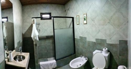 y baño con aseo y lavamanos. en Casachocolate1 en Chacras de Coria