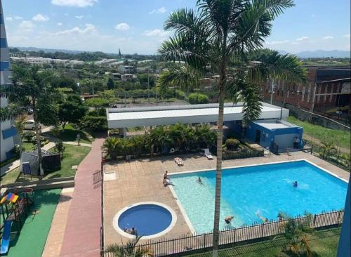 uma vista superior de uma piscina num hotel em Altavista Apartamento Lindo y Comodo Piso 8 en Pereira em Pereira