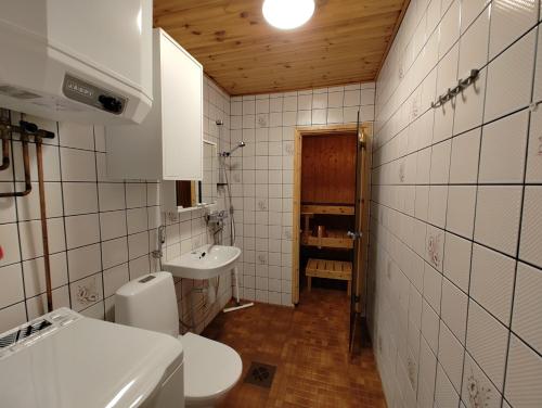 Baño pequeño con aseo y lavamanos en New studio near amenities in Varpaisjärvi en Varpaisjärvi