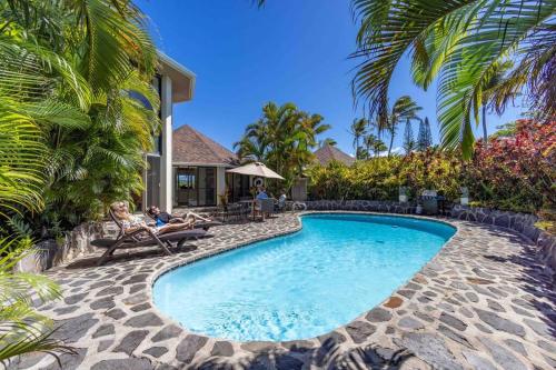 בריכת השחייה שנמצאת ב-Opulent Waterfall House with Ocean Views in Haiku, Maui או באזור