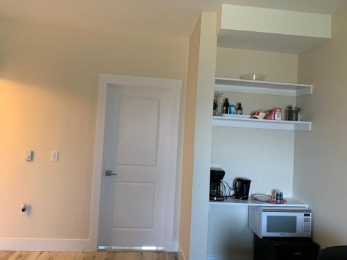 um quarto com uma porta e uma televisão e prateleiras em 1 bedroom apartment em Halifax