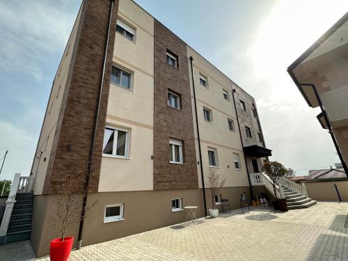 a large brick building with a courtyard in front of it at KAME HOTEL BELGRADE,贝尔格莱德凯美酒店 in Ledine