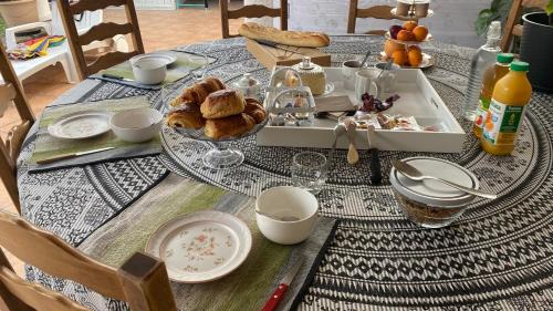 een tafel met een dienblad met eten erop bij Maison quiétude in Chavanoz