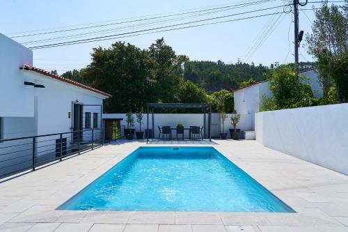 a swimming pool in the backyard of a house at Casa do Moinho in Abrantes