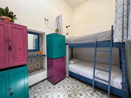 um quarto beliche com 2 beliches e uma escada em Hostel Candelaria em Valladolid