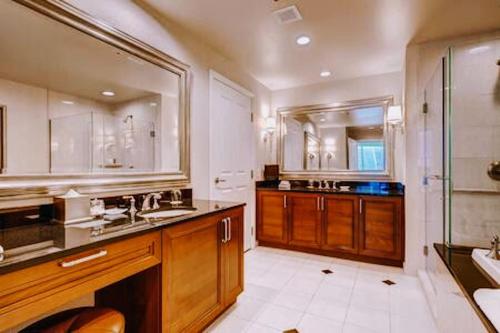 y un baño grande con lavabo y ducha. en Strip view 1 BR suite 2 Full Bath Full Kitchen with Balcony - 900 sqft - MGM Signature, en Las Vegas