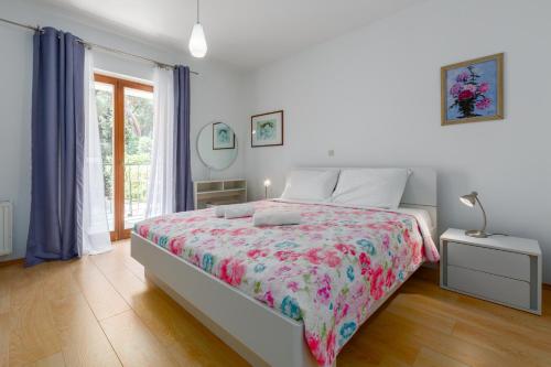 Posteľ alebo postele v izbe v ubytovaní Apartments with WiFi Rovinj - 7144
