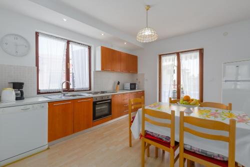 Apartments with WiFi Rovinj - 7144