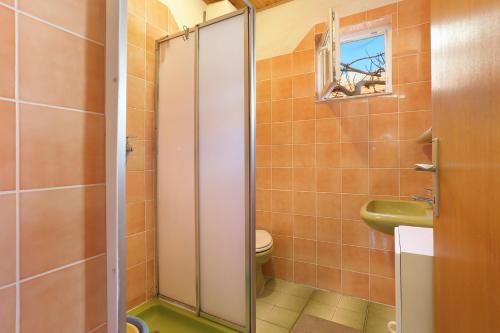 małą łazienkę z toaletą i umywalką w obiekcie Apartments by the sea Orij, Omis - 7534 w mieście Dugi Rat