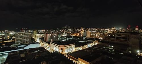 - Vistas a la ciudad por la noche con luces en Tandil centro en Tandil