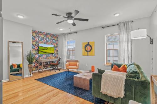 uma sala de estar com um sofá e uma ventoinha de tecto em Stay Rafa At 259 em Filadélfia