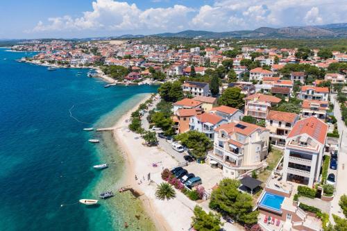 Family friendly seaside apartments Brodarica, Sibenik - 15270