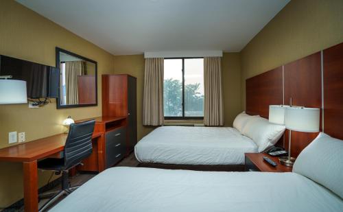 מיטה או מיטות בחדר ב-Sky Hotel Flushing/Laguardia Airport
