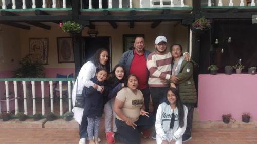 un grupo de personas posando para una foto frente a una casa en Finca La Tobita Eco Hotel, en Toca