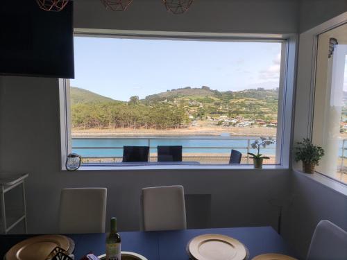 - une fenêtre dans la cuisine avec vue sur l'océan dans l'établissement VILLA MARIA I CASA MONICA Y GEORGE PLAYA EL PUNTAL CASA ADOSADA Villaviciosa, à Villaviciosa
