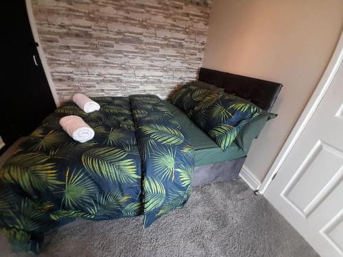 ビショップ・オークランドにあるFabulous Holiday Home - sleeps 6のレンガの壁のドミトリールームのベッド1台分です。