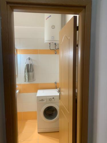 un baño con lavadora y un aparato blanco en Gerard Luxury apartment, en Patra