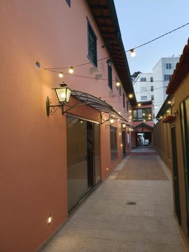 eine leere Gasse mit einem Gebäude mit Straßenbeleuchtung in der Unterkunft Villa Ida Acomodações, 3 suítes aconchegantes e charmosas no centro in Serra Negra