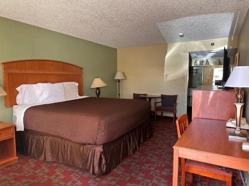 Un pat sau paturi într-o cameră la Gateway Lodge