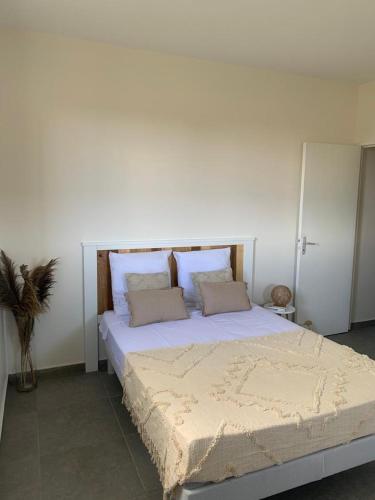 ein Schlafzimmer mit einem großen Bett in einem Zimmer in der Unterkunft Villa rubis in Saint-François