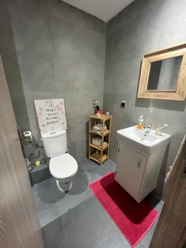 bagno con servizi igienici bianchi e lavandino di Superbe Appartement Bouskoura a Bouskoura