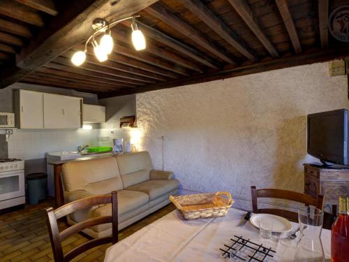 un salon avec un canapé et une table dans l'établissement Charmante maison avec poêle et salon ombragé à Pralong - FR-1-496-261, à Pralong